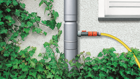 Ideal zur Befüllung der Regentonne: Regensammler mit Gardena-Steckanschluss für das Fallrohr